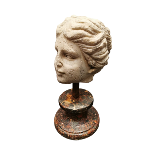 Tête sculptée en marbre blanc représente une jeune femme. XVIII ème / XIX ème siècle ou anterieur.