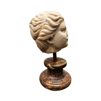 Tête sculptée en marbre blanc représente une jeune femme. XVIII ème / XIX ème siècle ou anterieur.