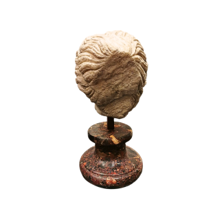 Tête sculptée en marbre blanc représente une jeune femme. XVIII ème / XIX ème siècle ou anterieur.