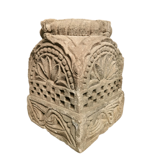 Base de colonne en pierre, sculptée toutes faces. XVII ème siècle.