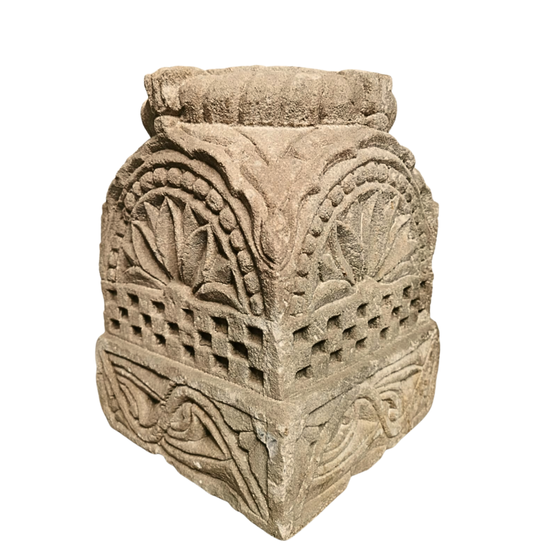 Base de colonne en pierre, sculptée toutes faces. XVII ème siècle.