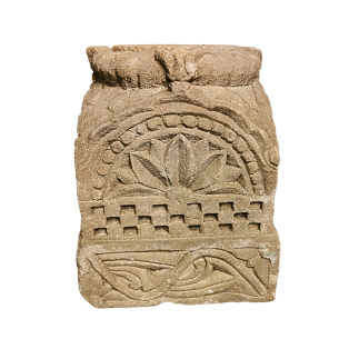 Base de colonne en pierre, sculptée toutes faces. XVII ème siècle.