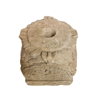 Base de colonne en pierre, sculptée toutes faces. XVII ème siècle.