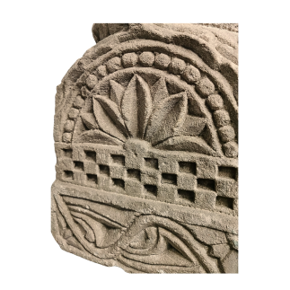 Base de colonne en pierre, sculptée toutes faces. XVII ème siècle.