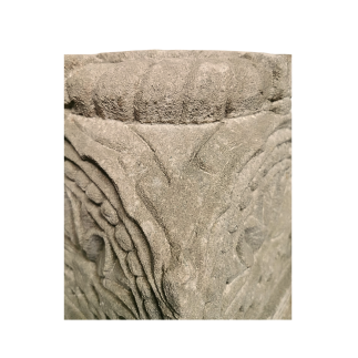 Base de colonne en pierre, sculptée toutes faces. XVII ème siècle.