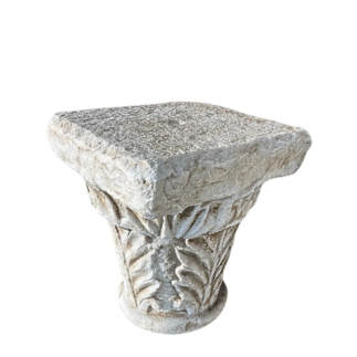 Chapiteau en marbre sculpté toutes faces. XVIII ème siècle ou antérieur.