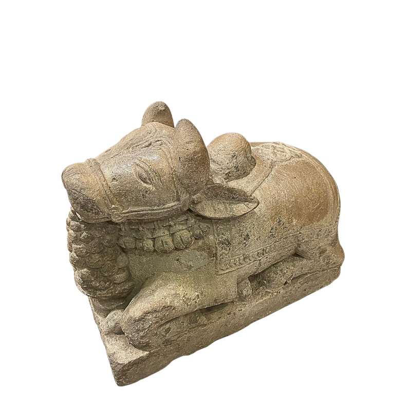 Nandi, taureau sacré couché, sculpture en pierre taillée. Inde, XVII ème siècle.