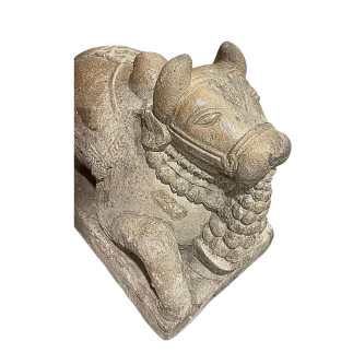 Nandi, taureau sacré couché, sculpture en pierre taillée. Inde, XVII ème siècle.