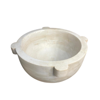 Important mortier en marbre blanc sculpté. Fin du XVIII ème ou début du XIX ème siècle.