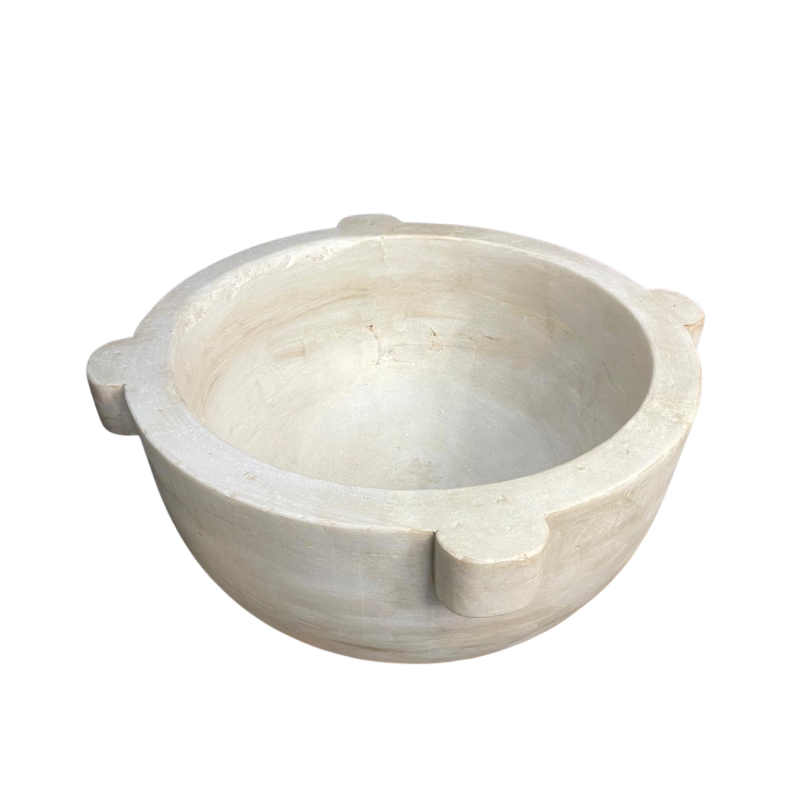 Important mortier en marbre blanc sculpté. Fin du XVIII ème ou début du XIX ème siècle.