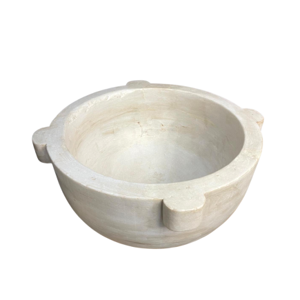 Important mortier en marbre blanc sculpté. Fin du XVIII ème ou début du XIX ème siècle.