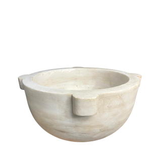 Important mortier en marbre blanc sculpté. Fin du XVIII ème ou début du XIX ème siècle.