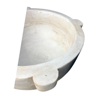 Important mortier en marbre blanc sculpté. Fin du XVIII ème ou début du XIX ème siècle.