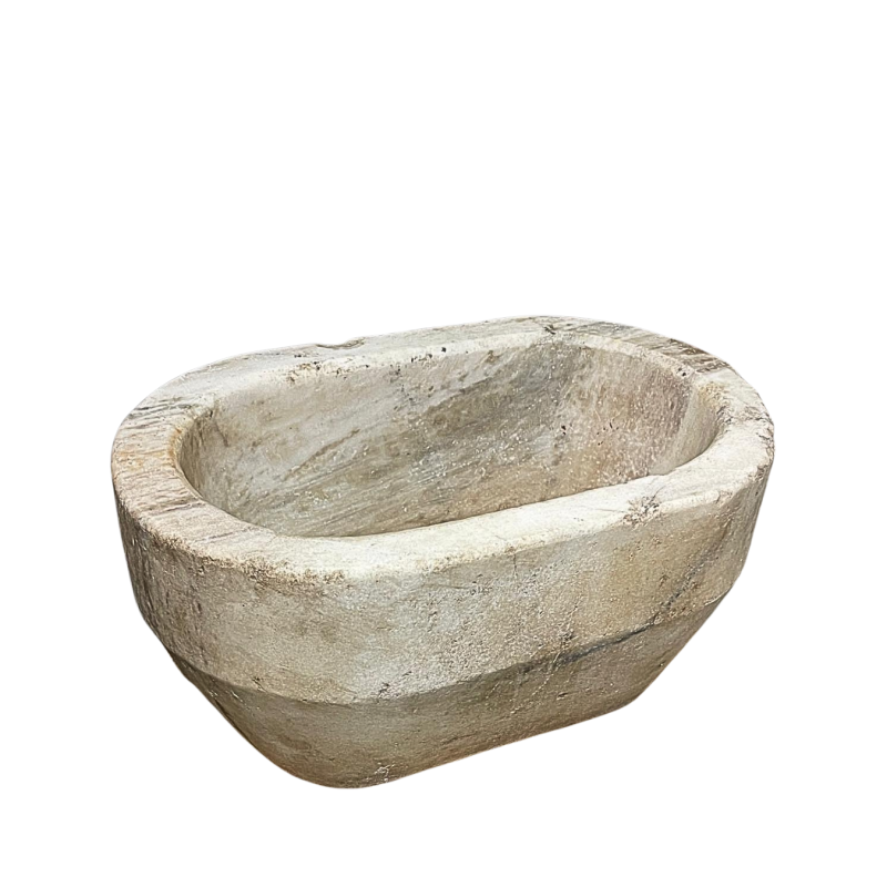 Oval monolithic basin in white marble. Early 18th Century.