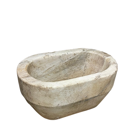 Oval monolithic basin in white marble. Early 18th Century.