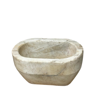 Oval monolithic basin in white marble. Early 18th Century.
