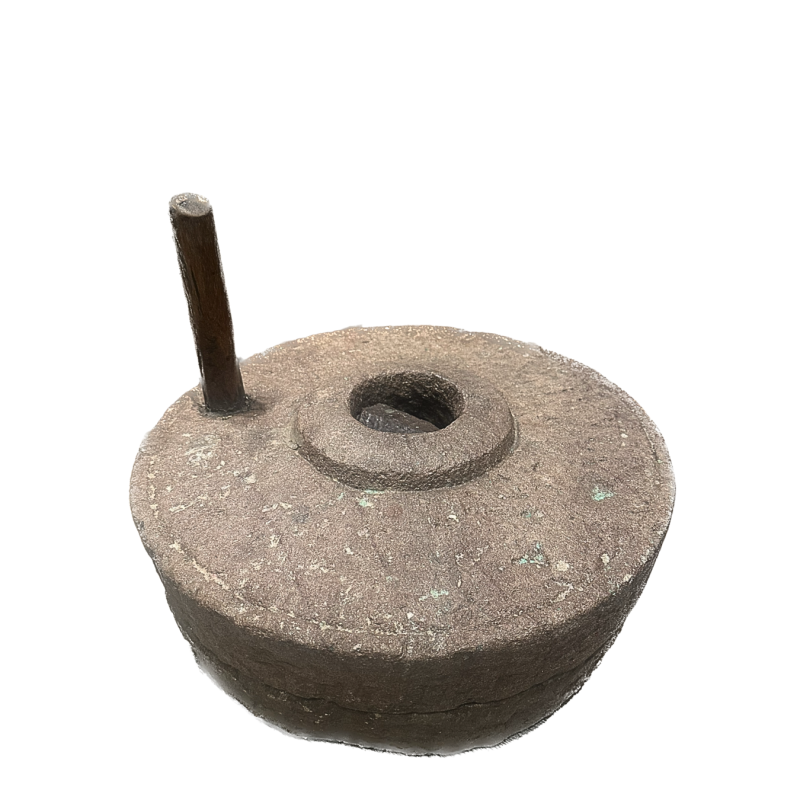 Moulin à sel en pierre avec poignée de fonctionnement en bois. Fin XVII ème siècle.