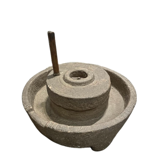 Moulin à sel en granite, avec poignée de fonctionnement en bois.  Fin XVII ème siècle.