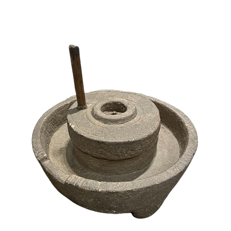 Moulin à sel en granite, avec poignée de fonctionnement en bois.  Fin XVII ème siècle.