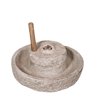 Moulin à sel en pierre, avec poignée de fonctionnement en bois. Fin XVII ème siècle.