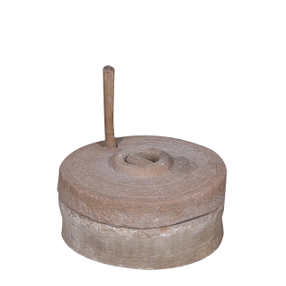 Moulin à sel en pierre avec poignée de fonctionnement en bois. Fin XVII ème siècle