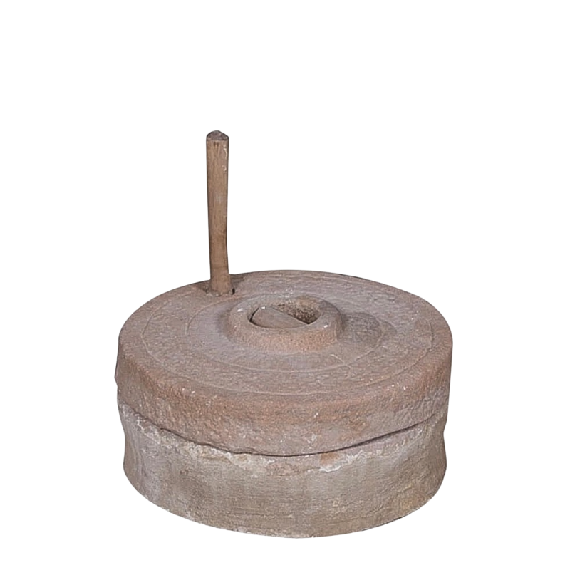 Moulin à sel en pierre avec poignée de fonctionnement en bois. Fin XVII ème siècle