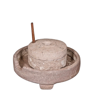 Important moulin à sel en granite, avec poignée de fonctionnement en bois. Fin XVII ème siècle.