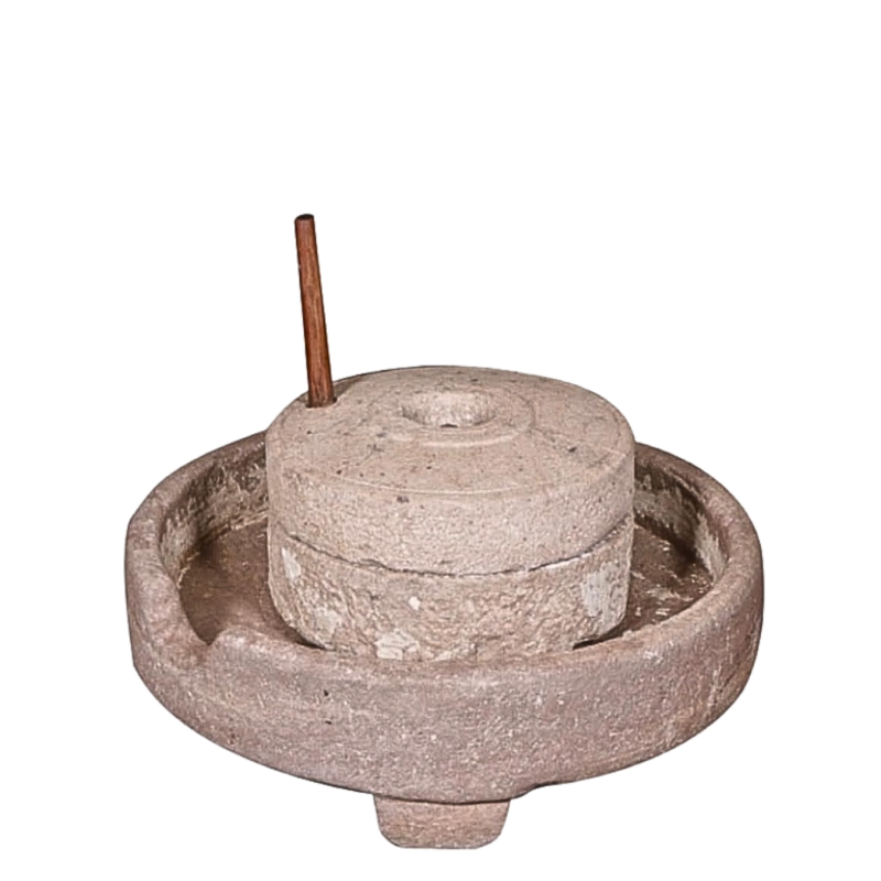 Important moulin à sel en granite, avec poignée de fonctionnement en bois. Fin XVII ème siècle.