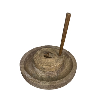 Petit moulin à sel en pierre, avec poignée de fonctionnement en bois. Fin XVII ème siècle