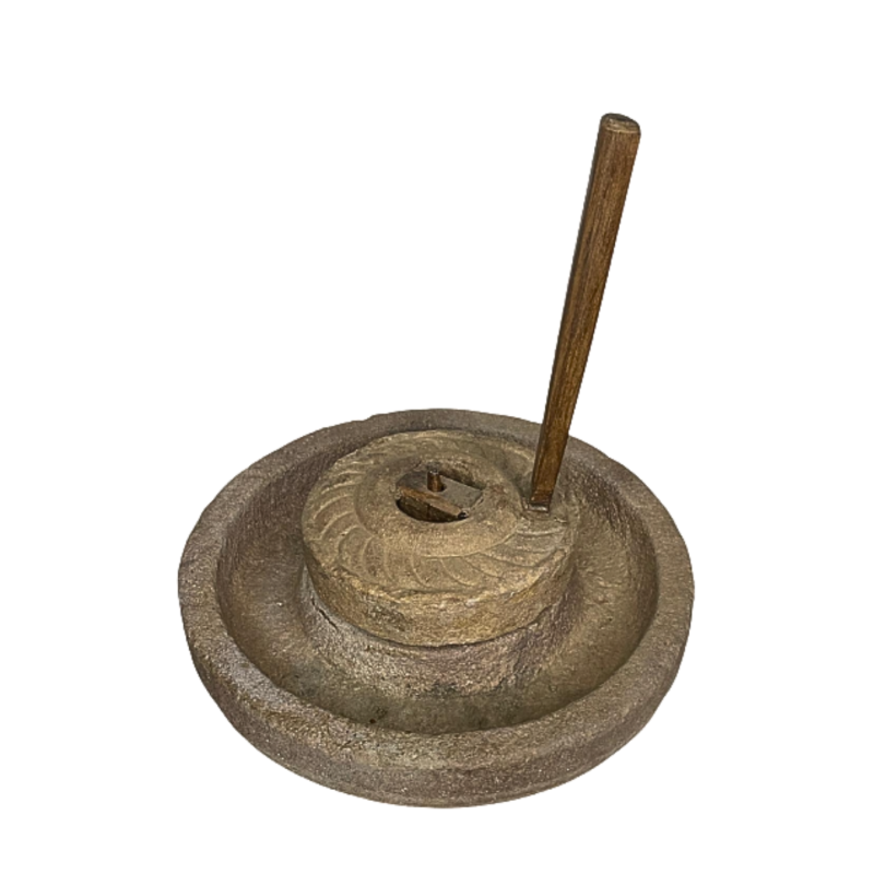 Petit moulin à sel en pierre, avec poignée de fonctionnement en bois. Fin XVII ème siècle