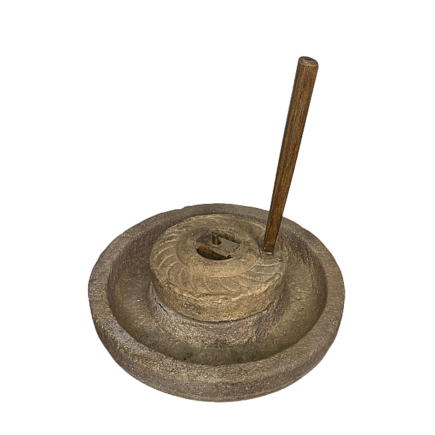 Petit moulin à sel en pierre, avec poignée de fonctionnement en bois. Fin XVII ème siècle