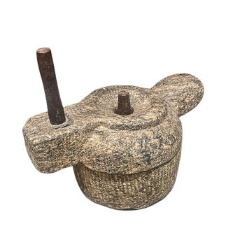 Moulin à sel en granite avec axe central et poignée en fer.  XVII ème siècle.