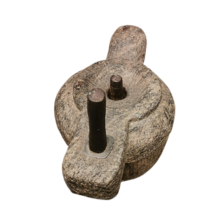 Moulin à sel en granite avec axe central et poignée en fer.  XVII ème siècle.