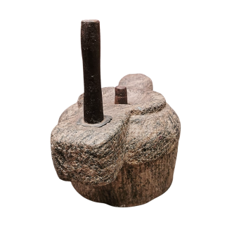 Moulin à sel en granite avec axe central et poignée en fer.  XVII ème siècle.