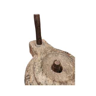 Moulin à sel en granite avec axe central et poignée en fer.  XVII ème siècle.