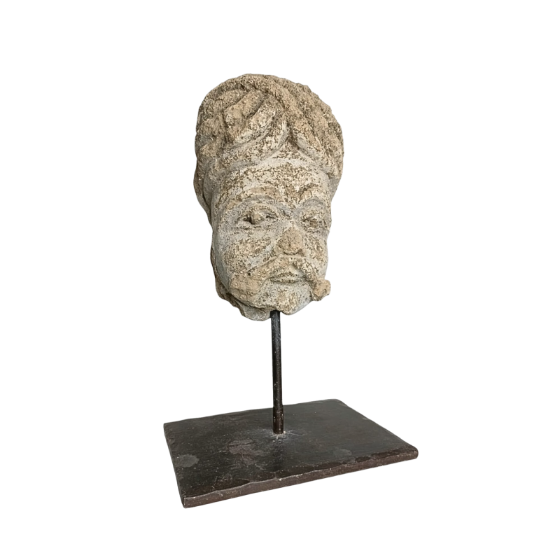 Tête d'homme Moghol moustachu et enturbannée en pierre. XVIII ème siècle.