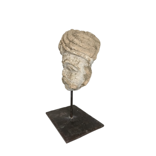 Tête d'homme Moghol moustachu et enturbannée en pierre. XVIII ème siècle.