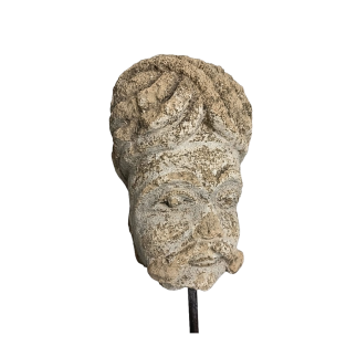 Tête d'homme Moghol moustachu et enturbannée en pierre. XVIII ème siècle.