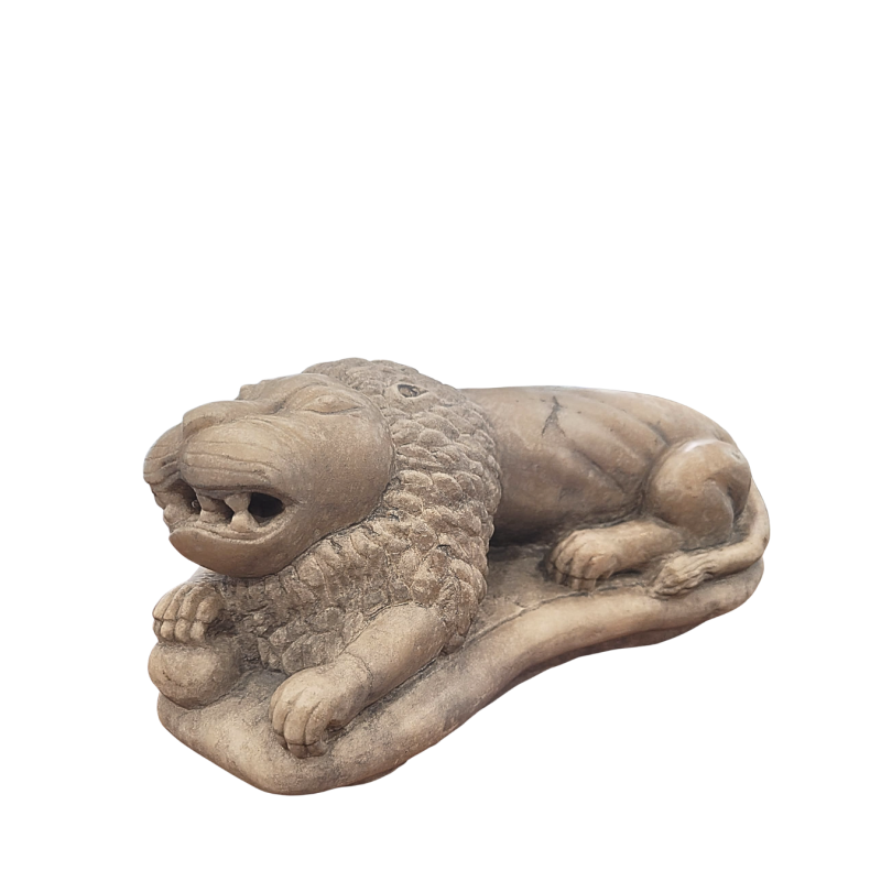 Lion couché en marbre blanc. XVII ème siècle.