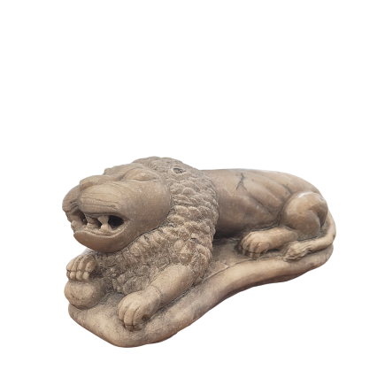 Lion couché en marbre blanc. XVII ème siècle.
