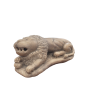 Lion couché en marbre blanc. XVII ème siècle.
