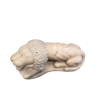 Lion couché en marbre blanc. XVII ème siècle.