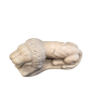 Lion couché en marbre blanc. XVII ème siècle.