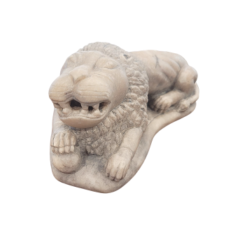 Lion couché en marbre blanc. XVII ème siècle.