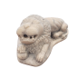 Lion couché en marbre blanc. XVII ème siècle.