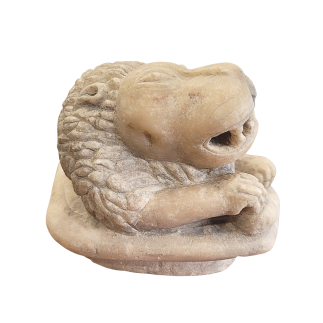 Lion couché en marbre blanc. XVII ème siècle.