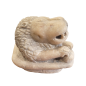 Lion couché en marbre blanc. XVII ème siècle.