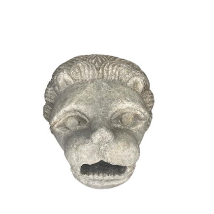 Bouche de fontaine en marbre blanc de Carrare, à décor d’une tête de lion. XVIII ème siècle.