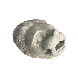 Bouche de fontaine en marbre blanc de Carrare, à décor d’une tête de lion. XVIII ème siècle.