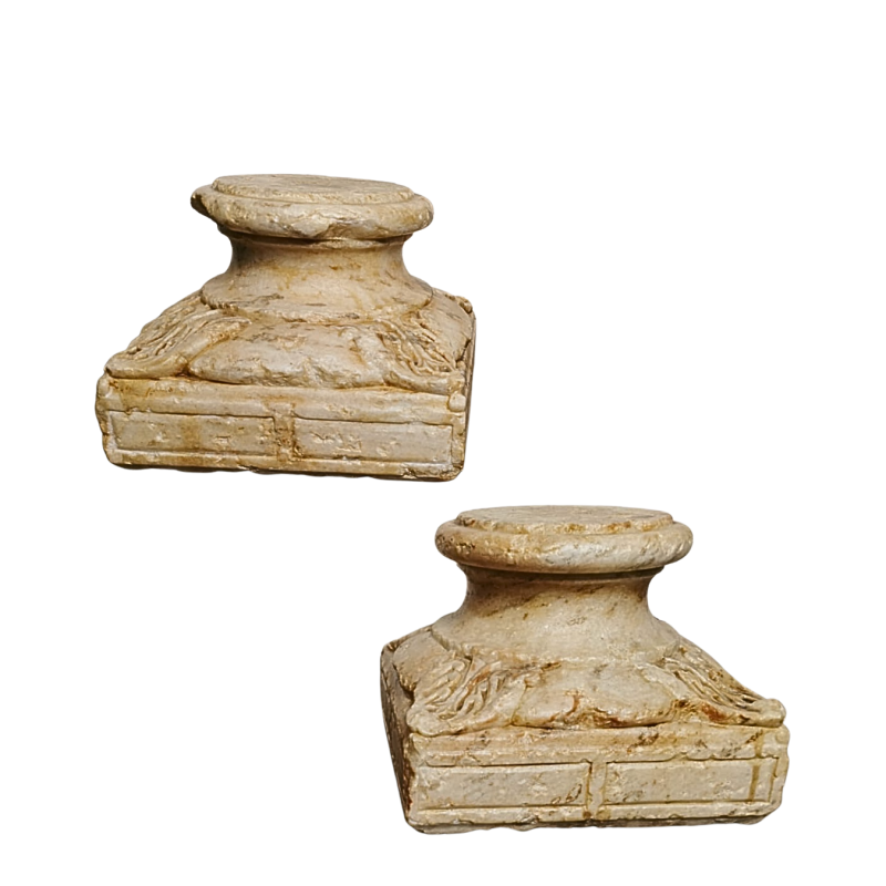 Paire de bases de colonnes en marbre blanc à décor de feuillage stylisé. XIV - XV ème siècle ou antérieure.